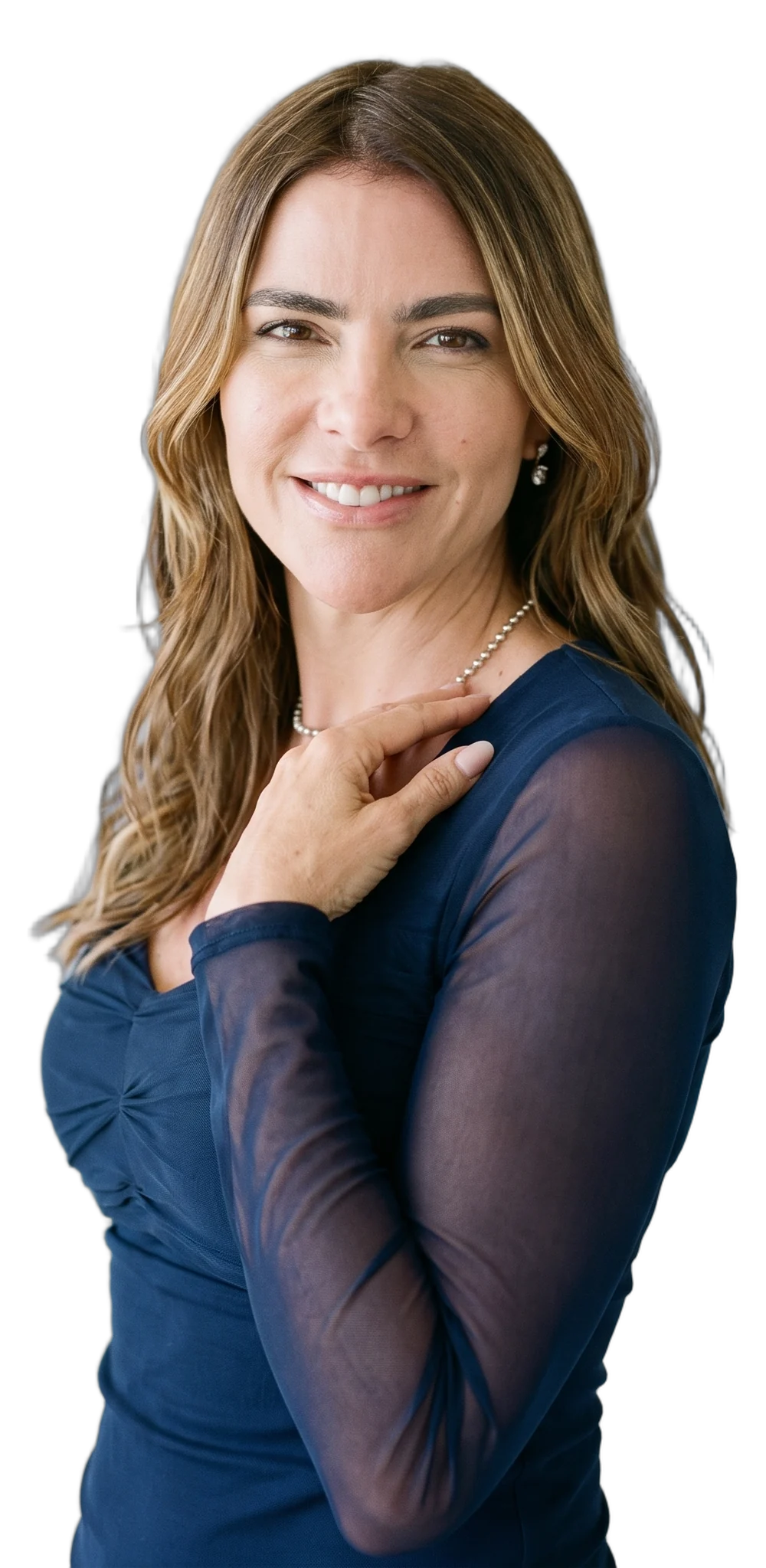 Dra. Sanauá Peixoto sorrindo, de blusa azul-marinho, com a mão no colo